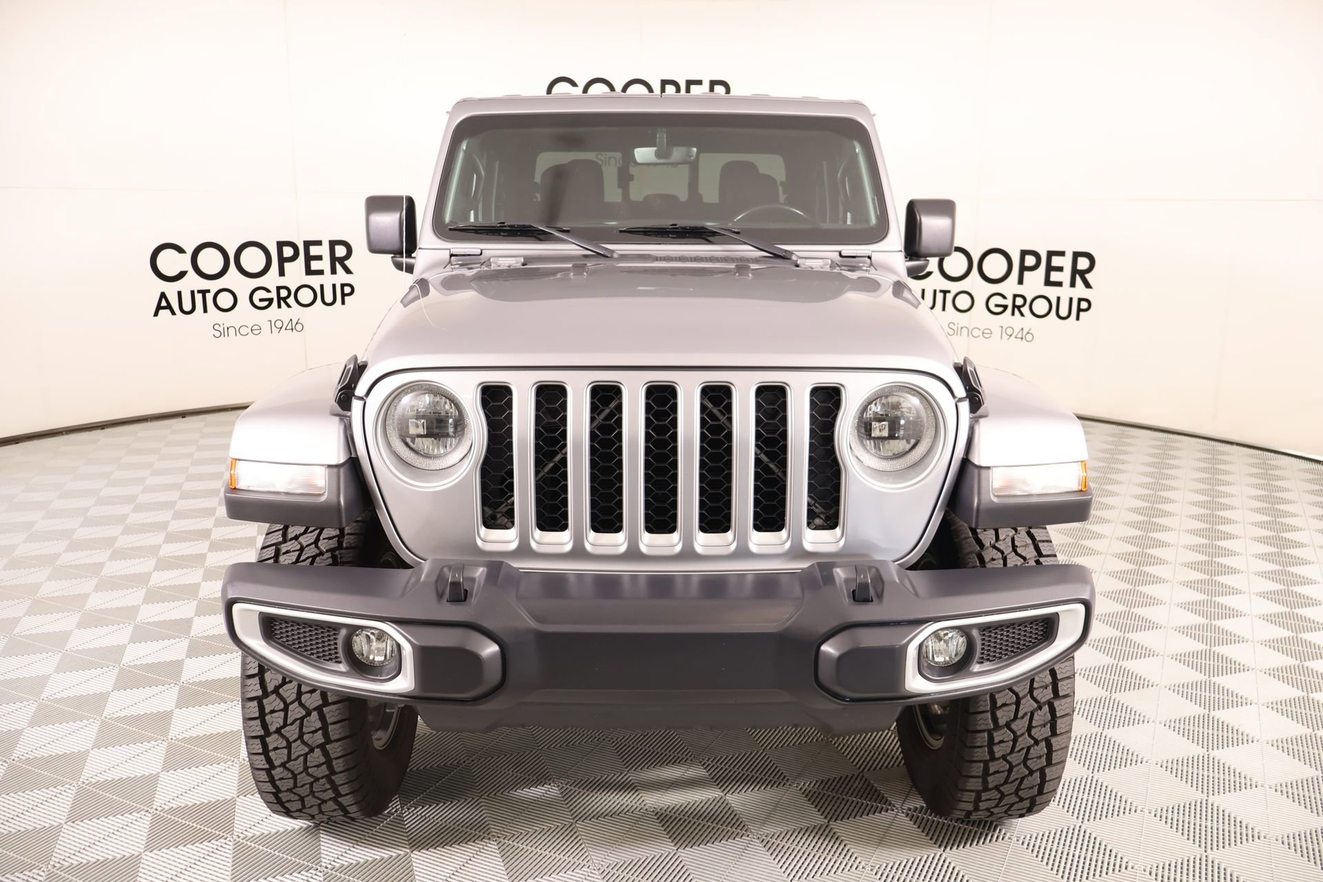 Used 2020 Jeep Gladiator Overland w/ Dual Top Group AWD/4WD image 10