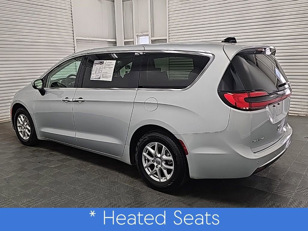 Used 2023 Chrysler Pacifica Touring-L image 5