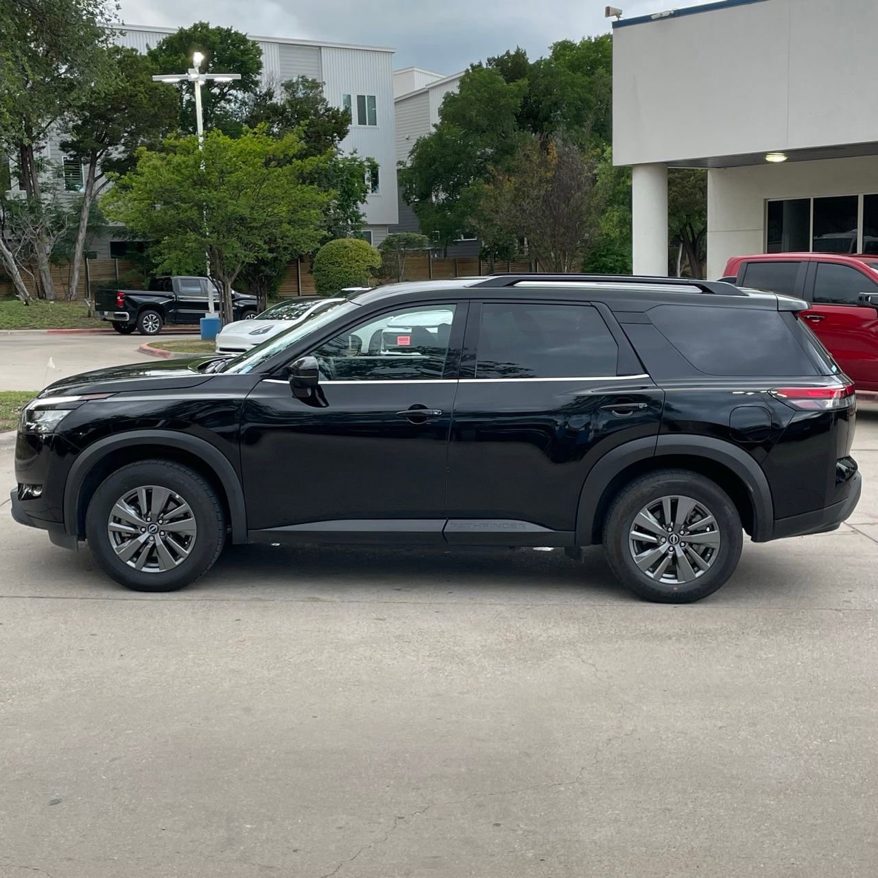 Used 2024 Nissan Pathfinder SV FWD image 3