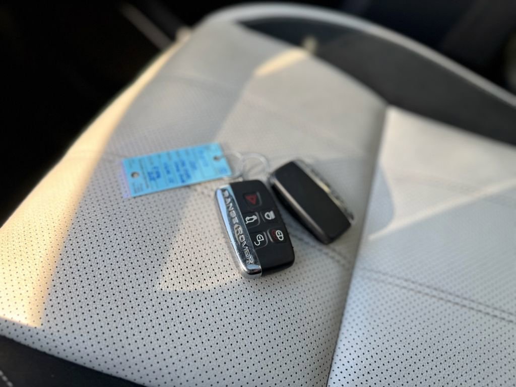 Used 2019 Land Rover Range Rover Velar R-Dynamic SE image 19