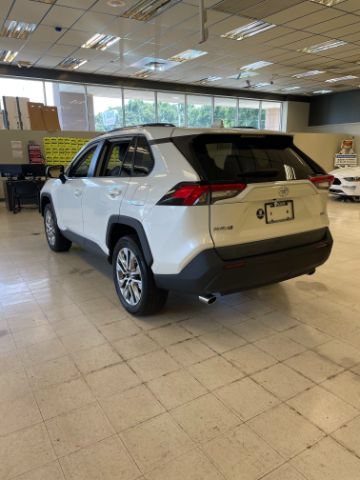 Used 2022 Toyota RAV4 XLE Premium FWD image 9