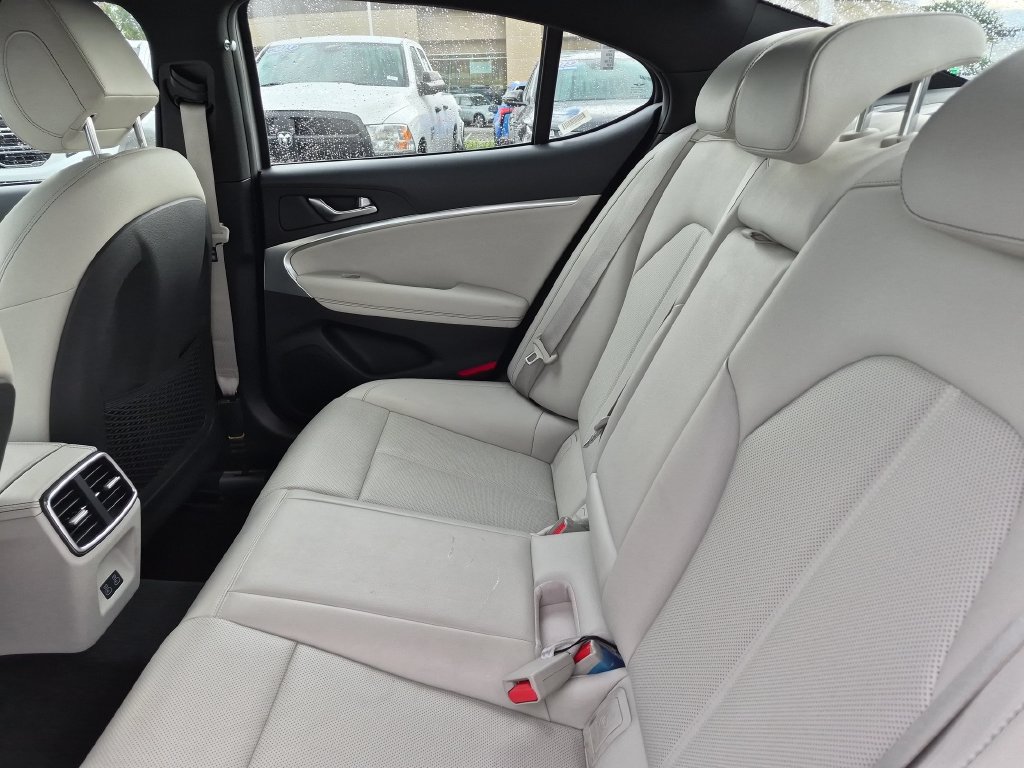Used 2025 Genesis G70 2.5T RWD image 29