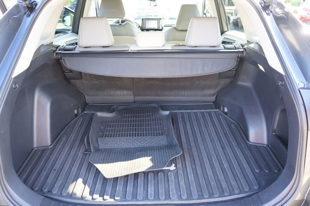 Used 2022 Toyota RAV4 XLE Premium image 16