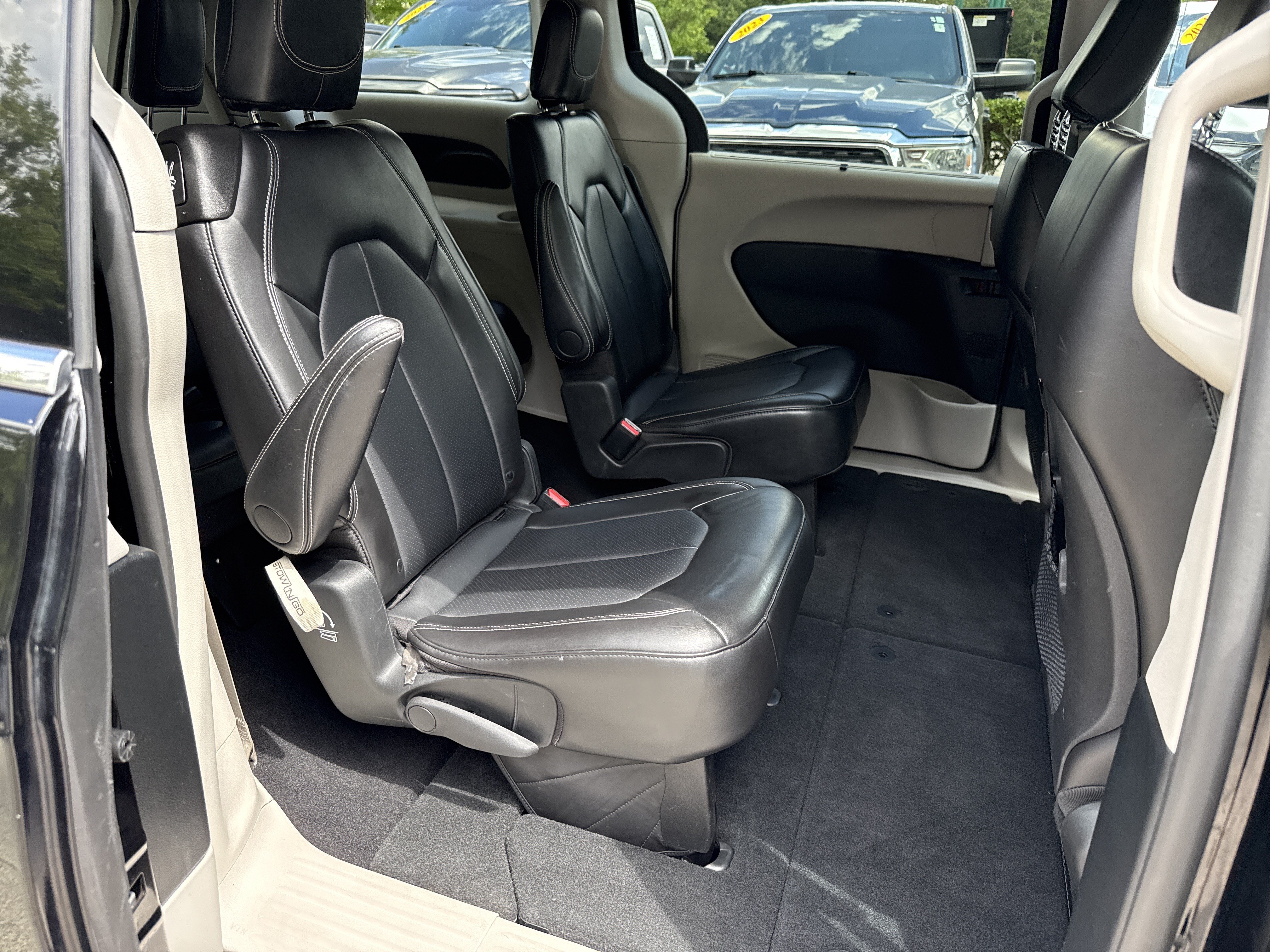Used 2024 Chrysler Pacifica Touring-L FWD image 15