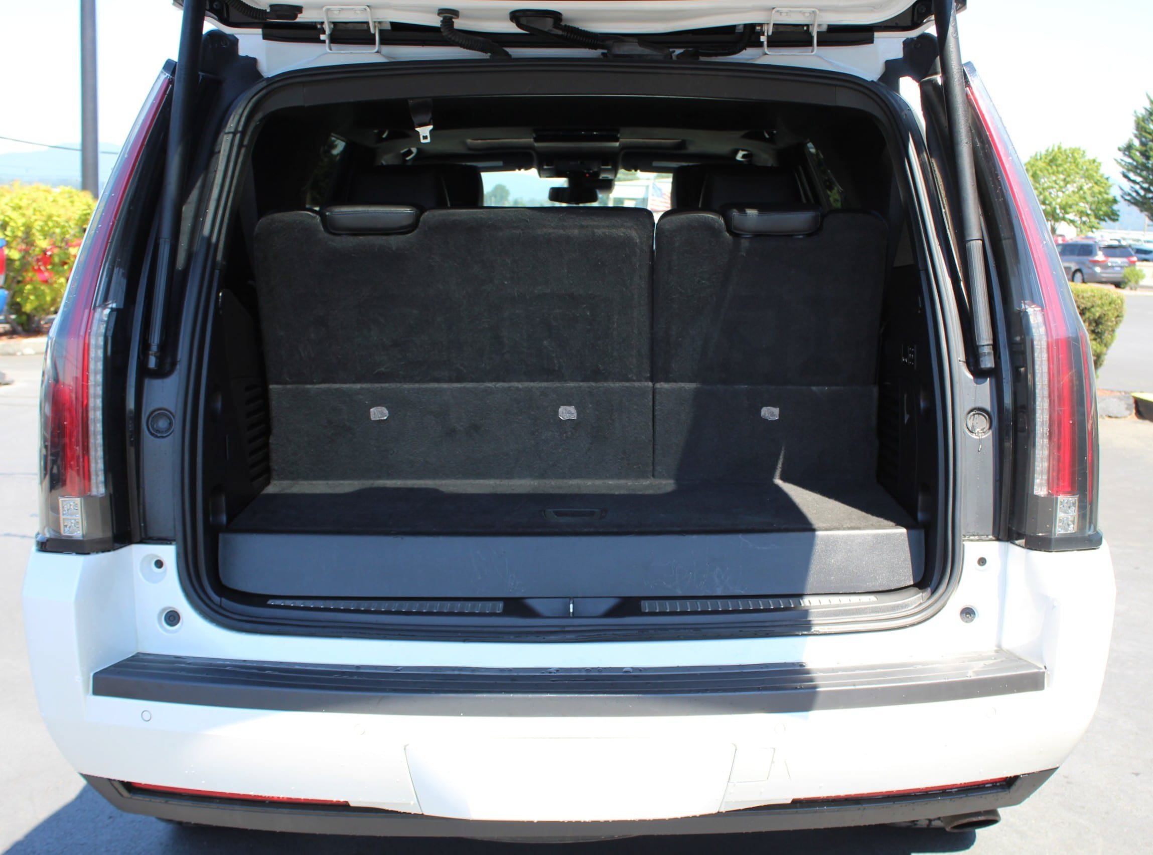 Used 2018 Cadillac Escalade Platinum AWD/4WD image 16