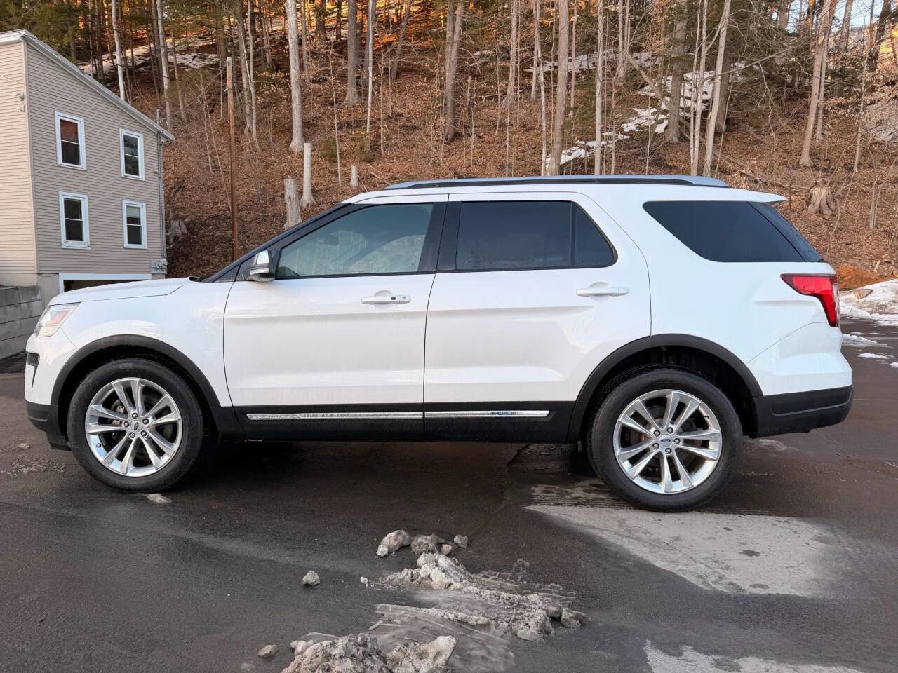 Used 2019 Ford Explorer XLT w/ Equipment Group 202A image 8