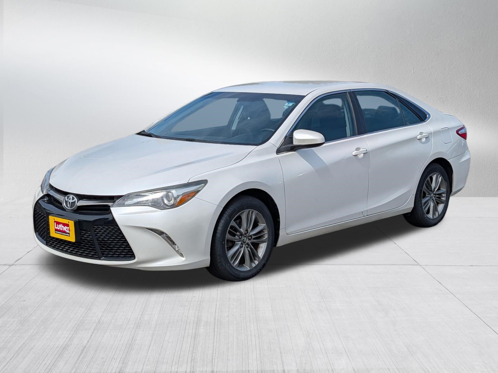 Used 2015 Toyota Camry SE FWD image 3