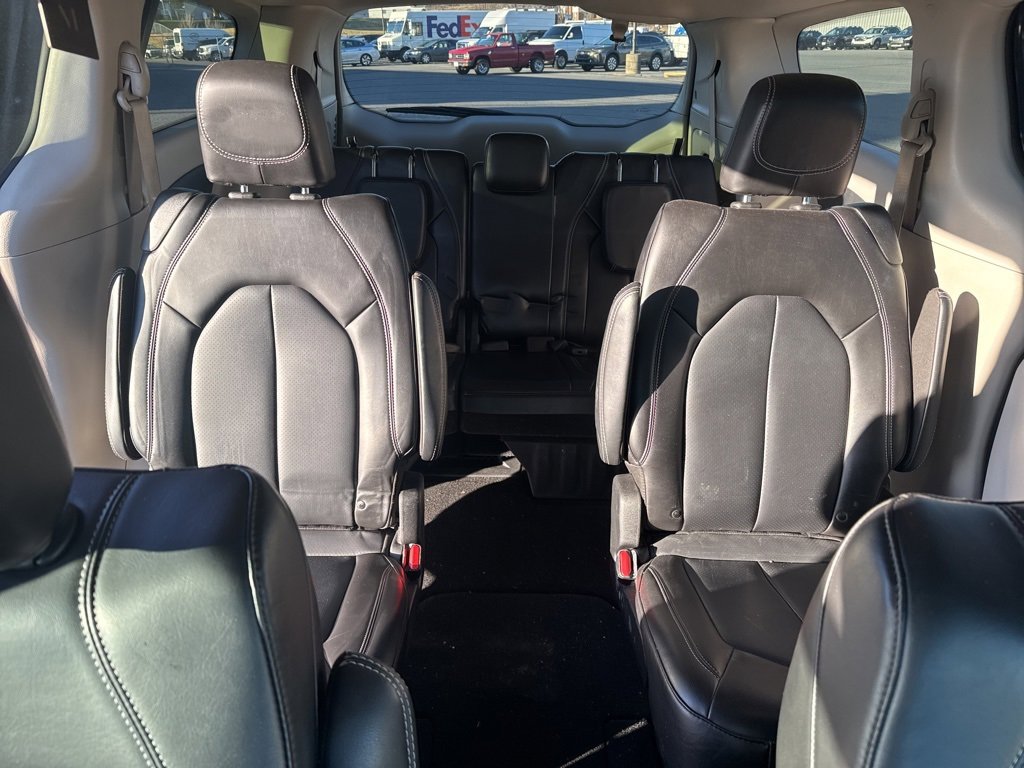 Used 2024 Chrysler Pacifica Touring-L image 21