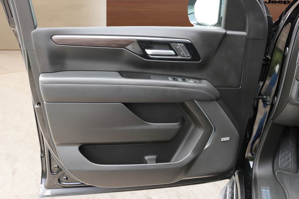Used 2025 Chevrolet Tahoe Premier AWD/4WD image 11