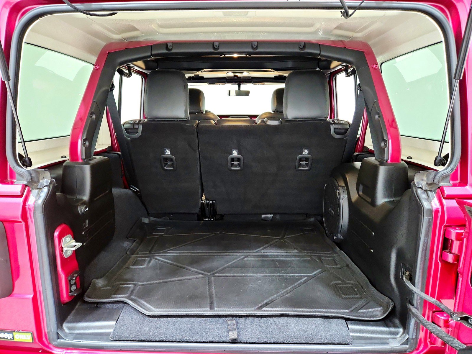 Used 2021 Jeep Wrangler Unlimited Rubicon w/ Xtreme Recon 35" Tire Package image 24