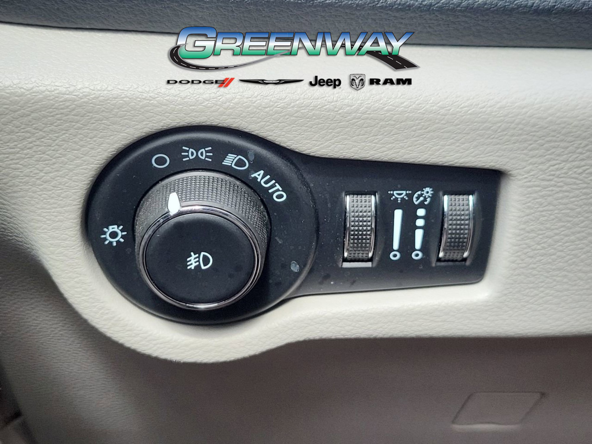 Used 2022 Chrysler Pacifica Touring-L image 24