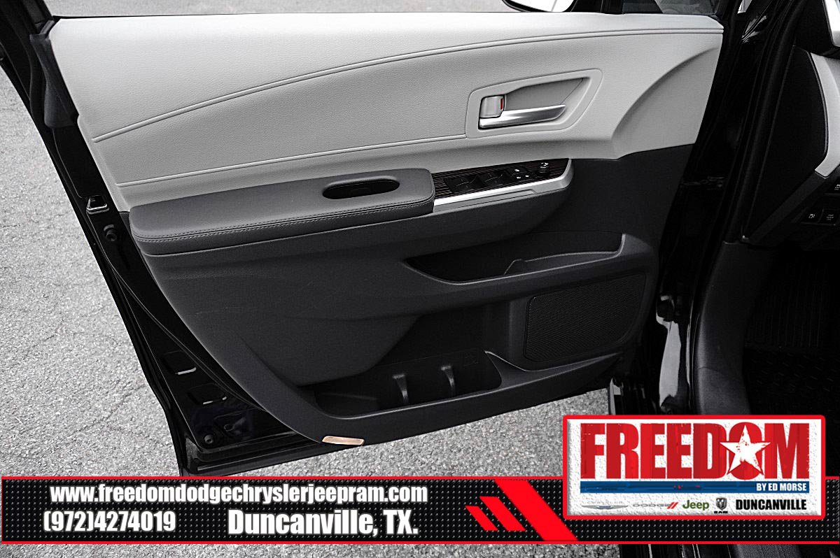 Used 2021 Toyota Sienna XLE FWD image 38