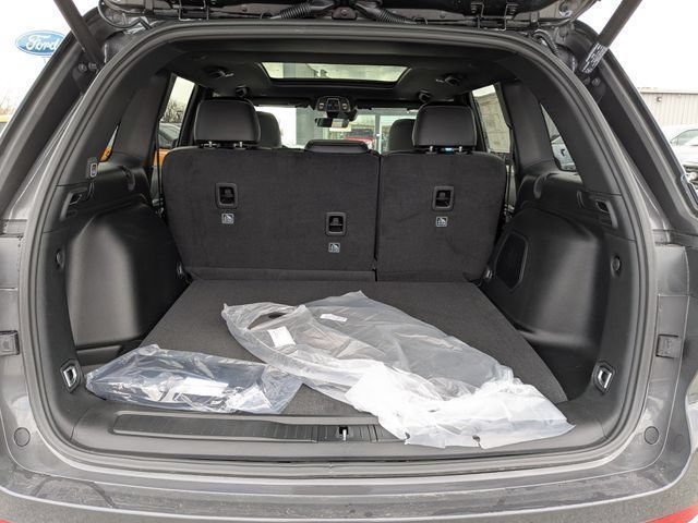 New 2026 Jeep Grand Cherokee Limited w/ Trailer Tow Package AWD/4WD image 14