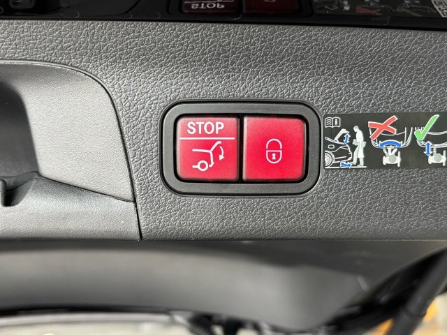 Used 2025 Mercedes-Benz GLS 450 4MATIC image 33