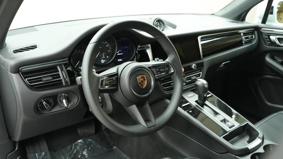 Certified 2025 Porsche Macan AWD/4WD image 4