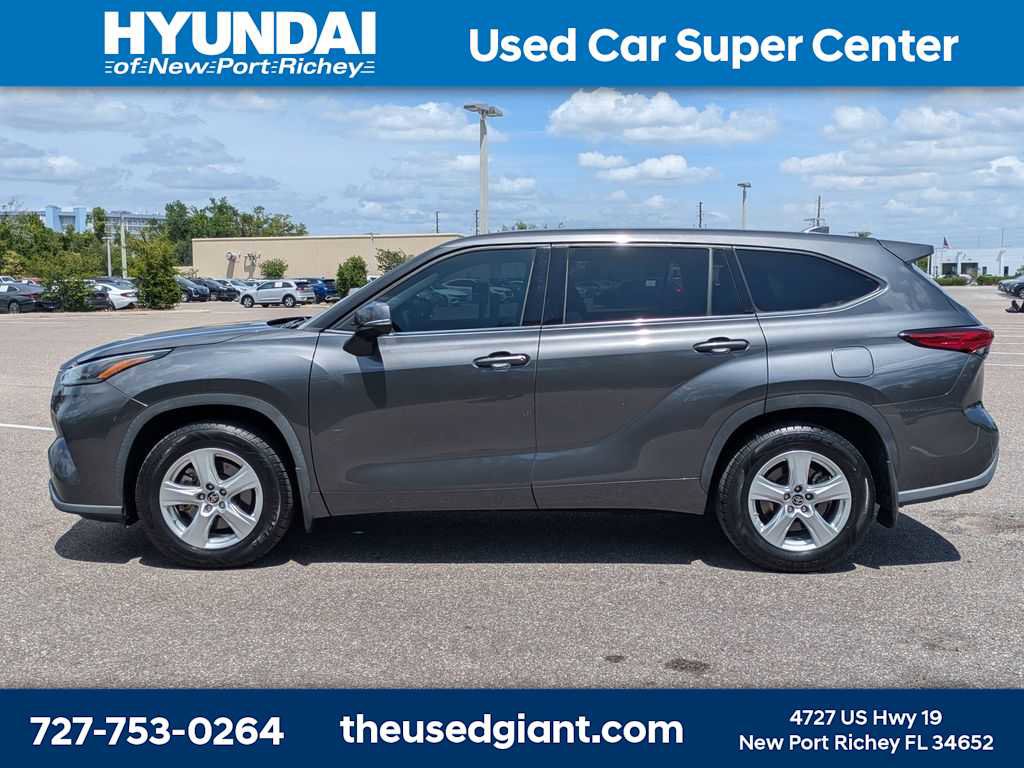 Used 2021 Toyota Highlander LE image 2