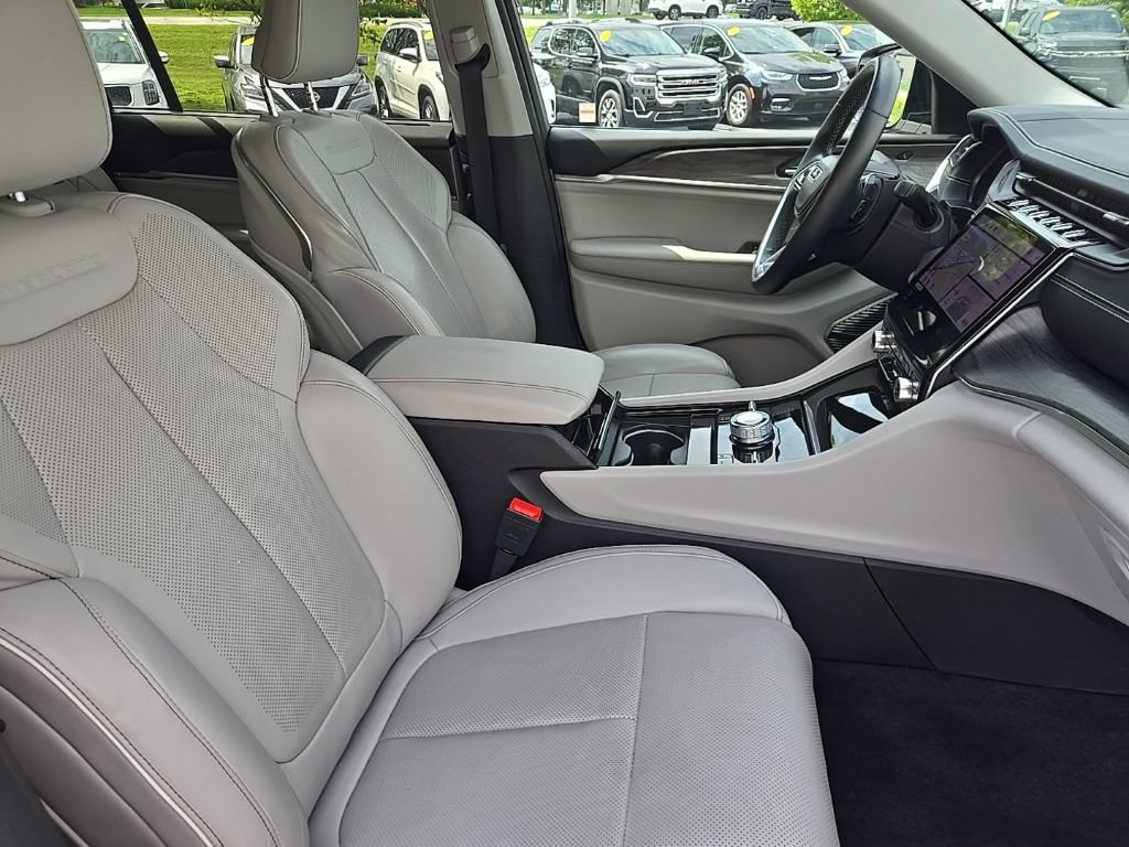 Used 2021 Jeep Grand Cherokee L Overland w/ Luxury Tech Group IV AWD/4WD image 34