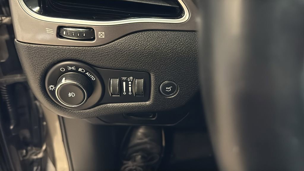 Used 2019 Jeep Cherokee Limited image 32