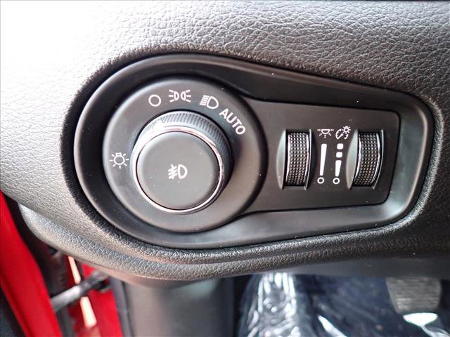 Used 2015 Jeep Renegade Latitude w/ Popular Equipment Group AWD/4WD image 15