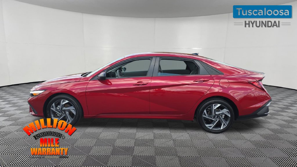Used 2025 Hyundai Elantra Sport FWD image 4