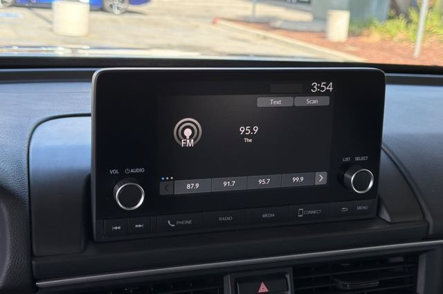 Used 2023 Honda Pilot LX image 24