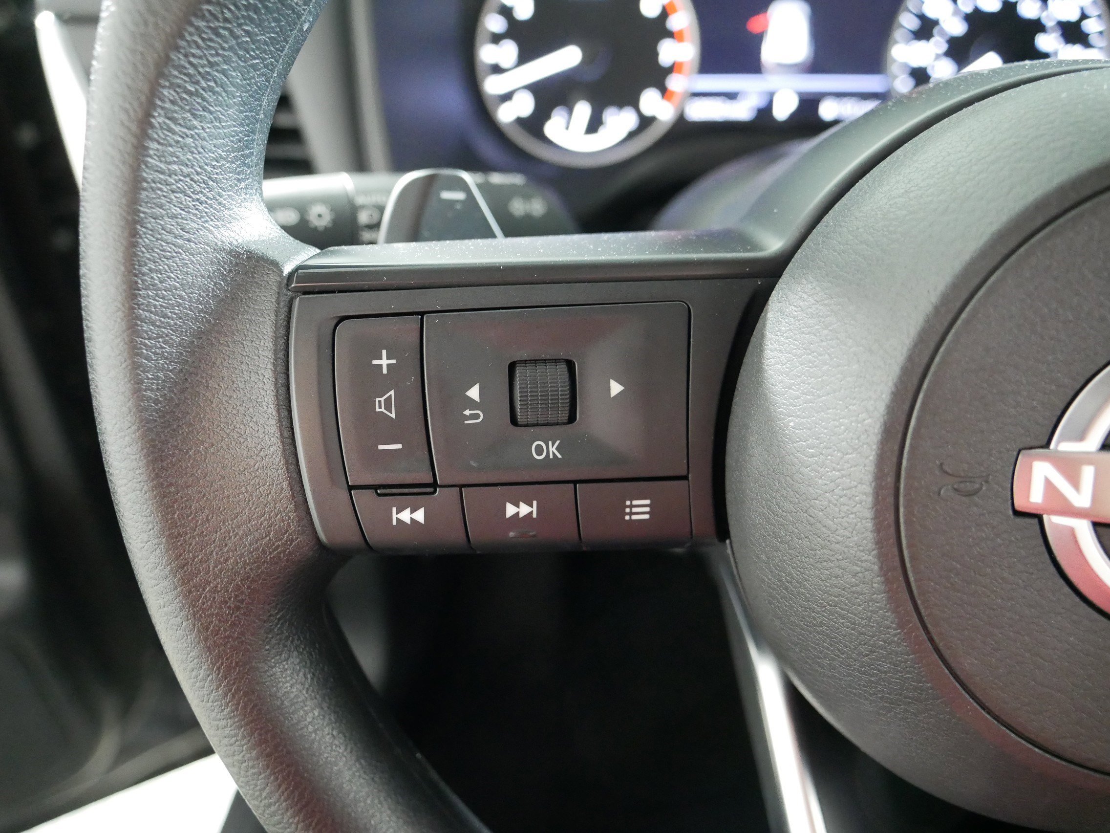 Used 2024 Nissan Rogue S AWD/4WD image 27