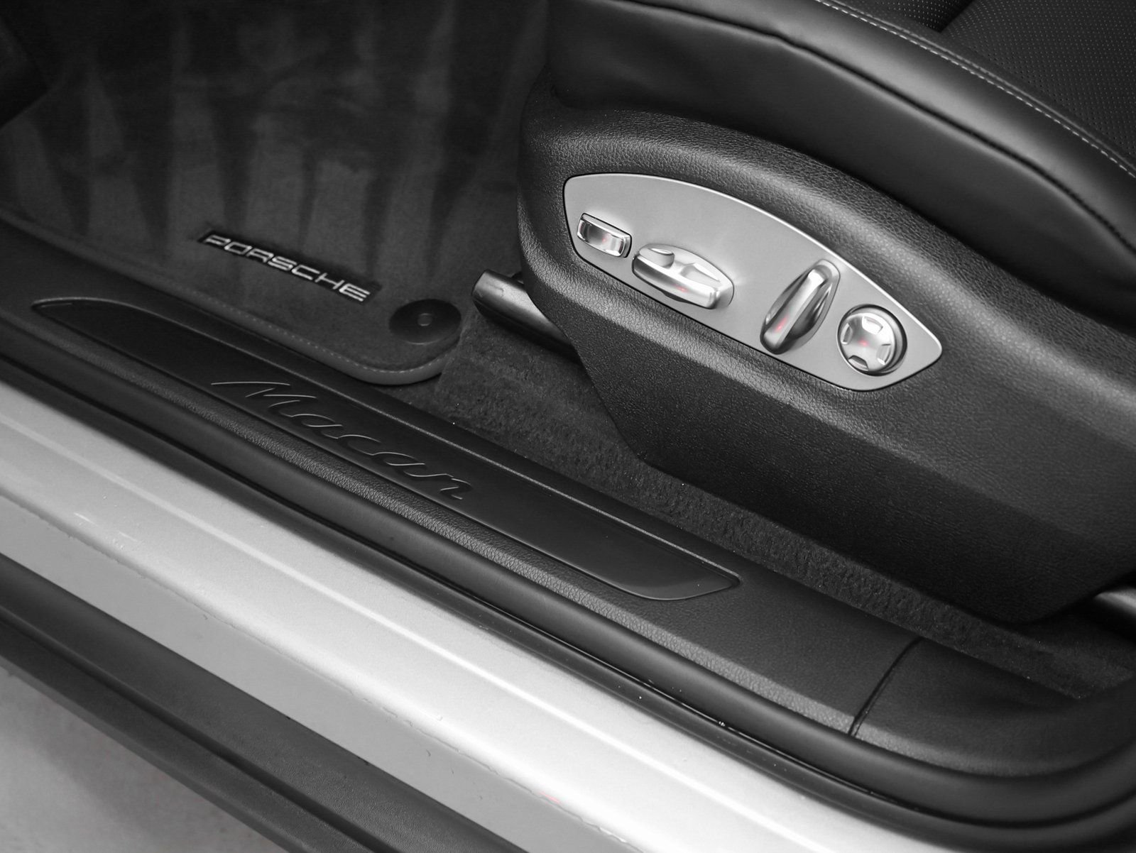 Certified 2025 Porsche Macan image 25