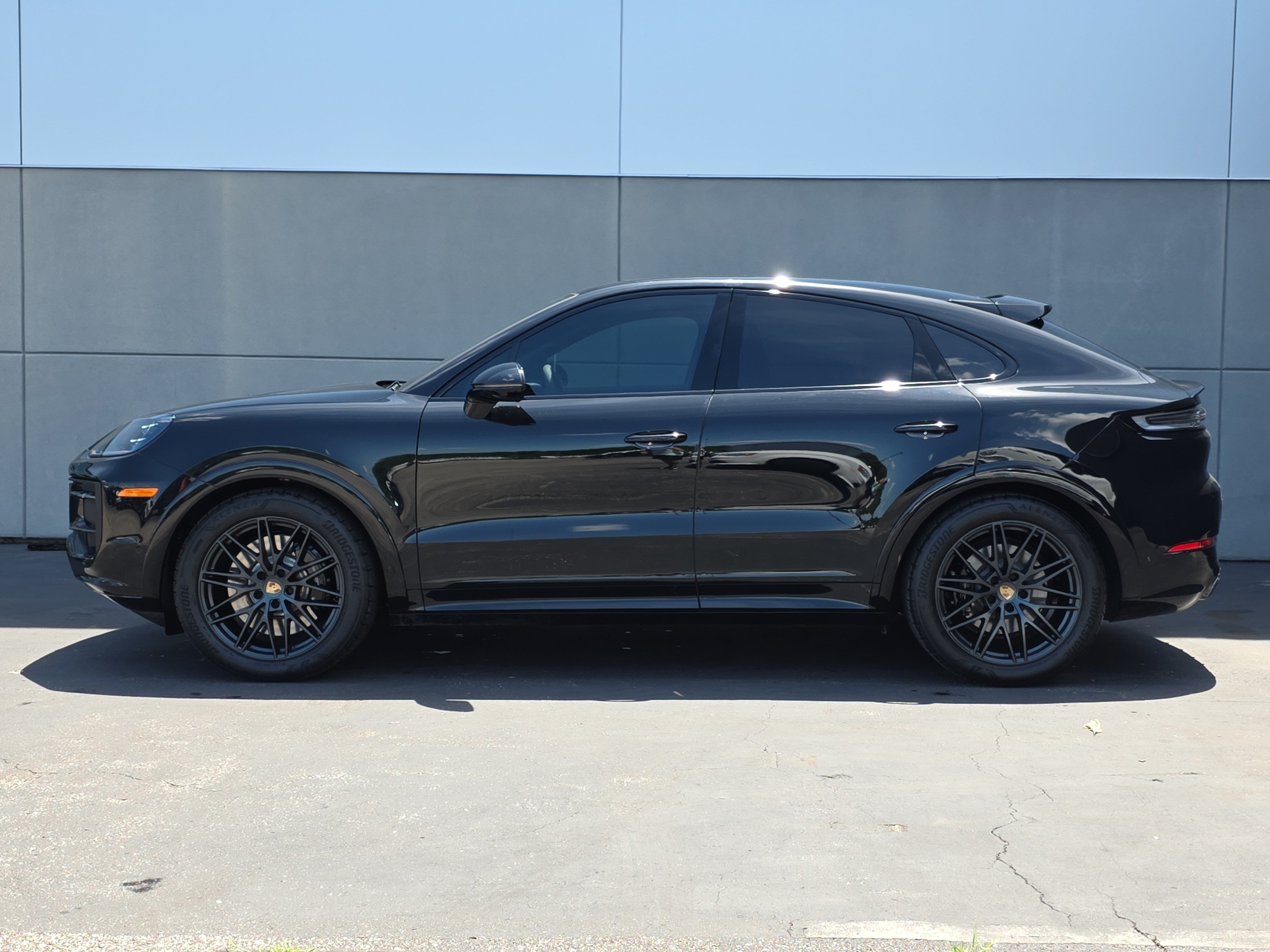 Used 2025 Porsche Cayenne GTS AWD/4WD image 2