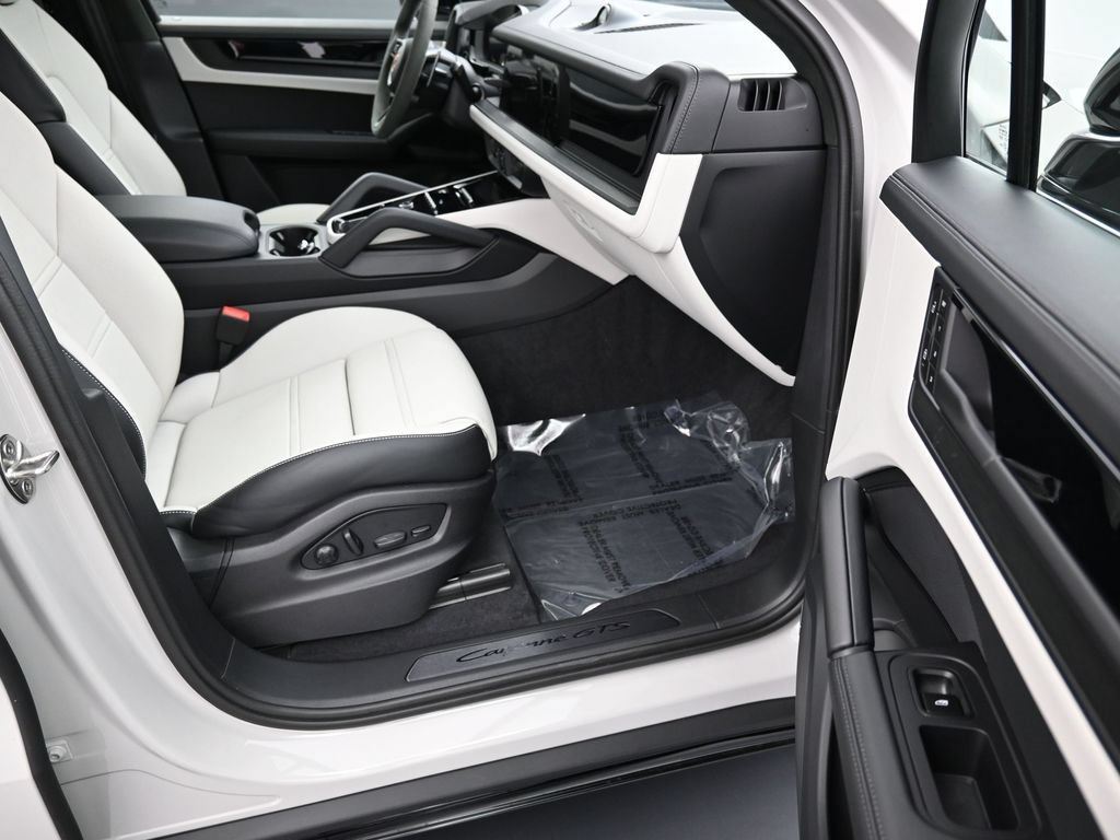 Certified 2026 Porsche Cayenne GTS AWD/4WD image 28