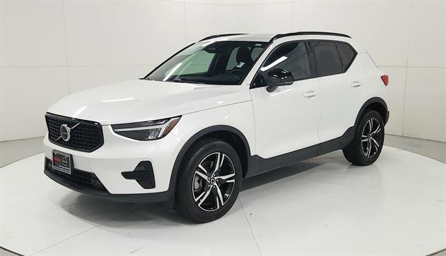 Used 2024 Volvo XC40 B5 Core image 3