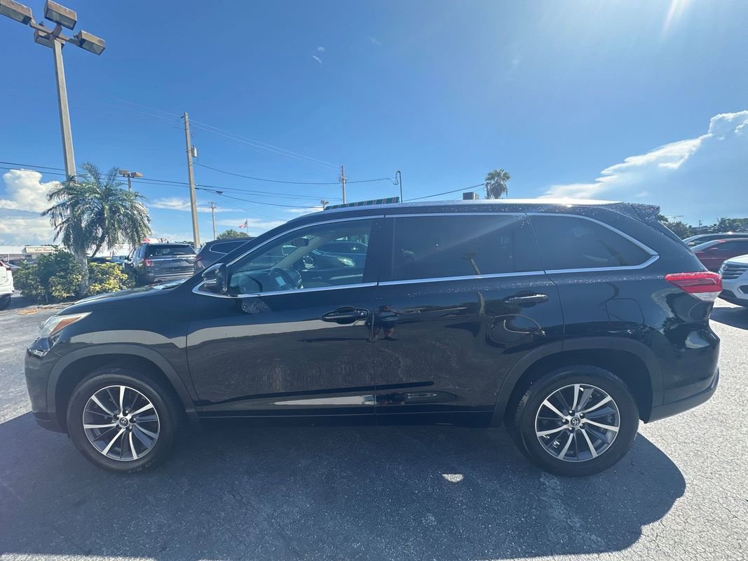 Used 2017 Toyota Highlander XLE image 3