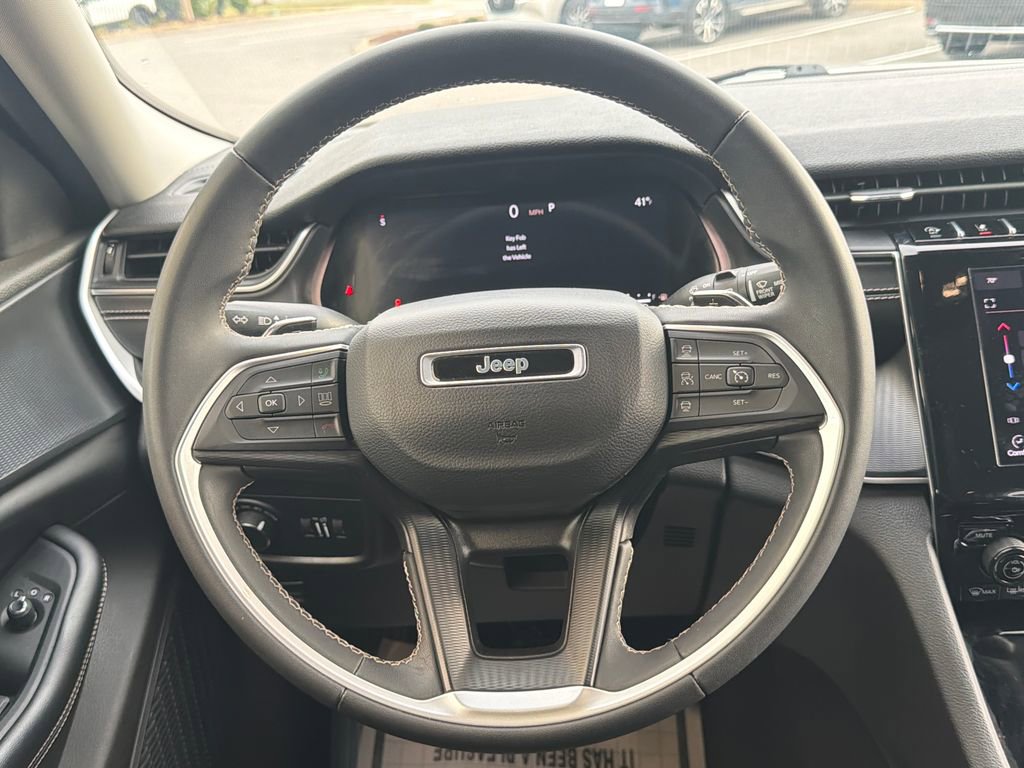 Used 2023 Jeep Grand Cherokee L Laredo image 25