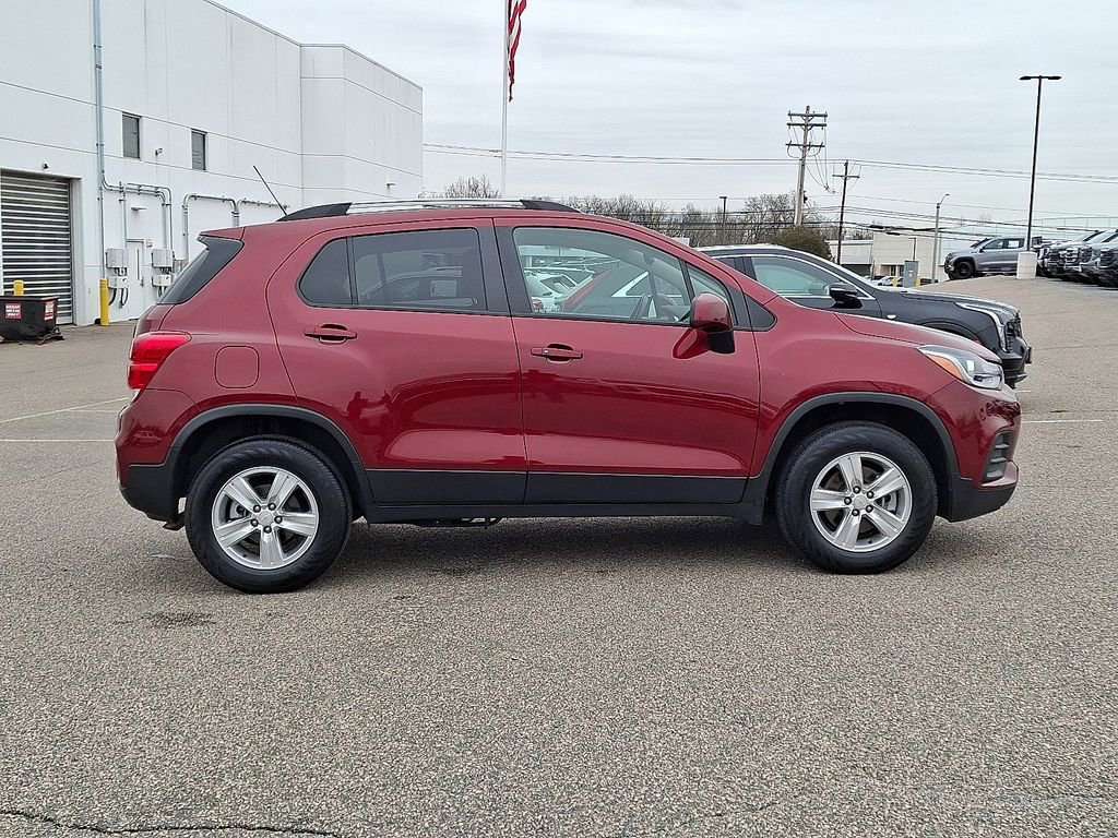 Used 2022 Chevrolet Trax LT w/ LT Convenience Package image 11