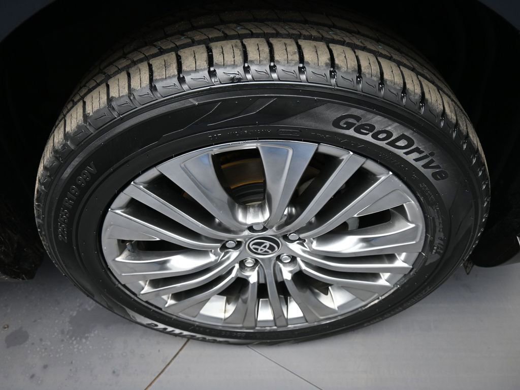 Certified 2023 Toyota Venza XLE AWD/4WD image 13