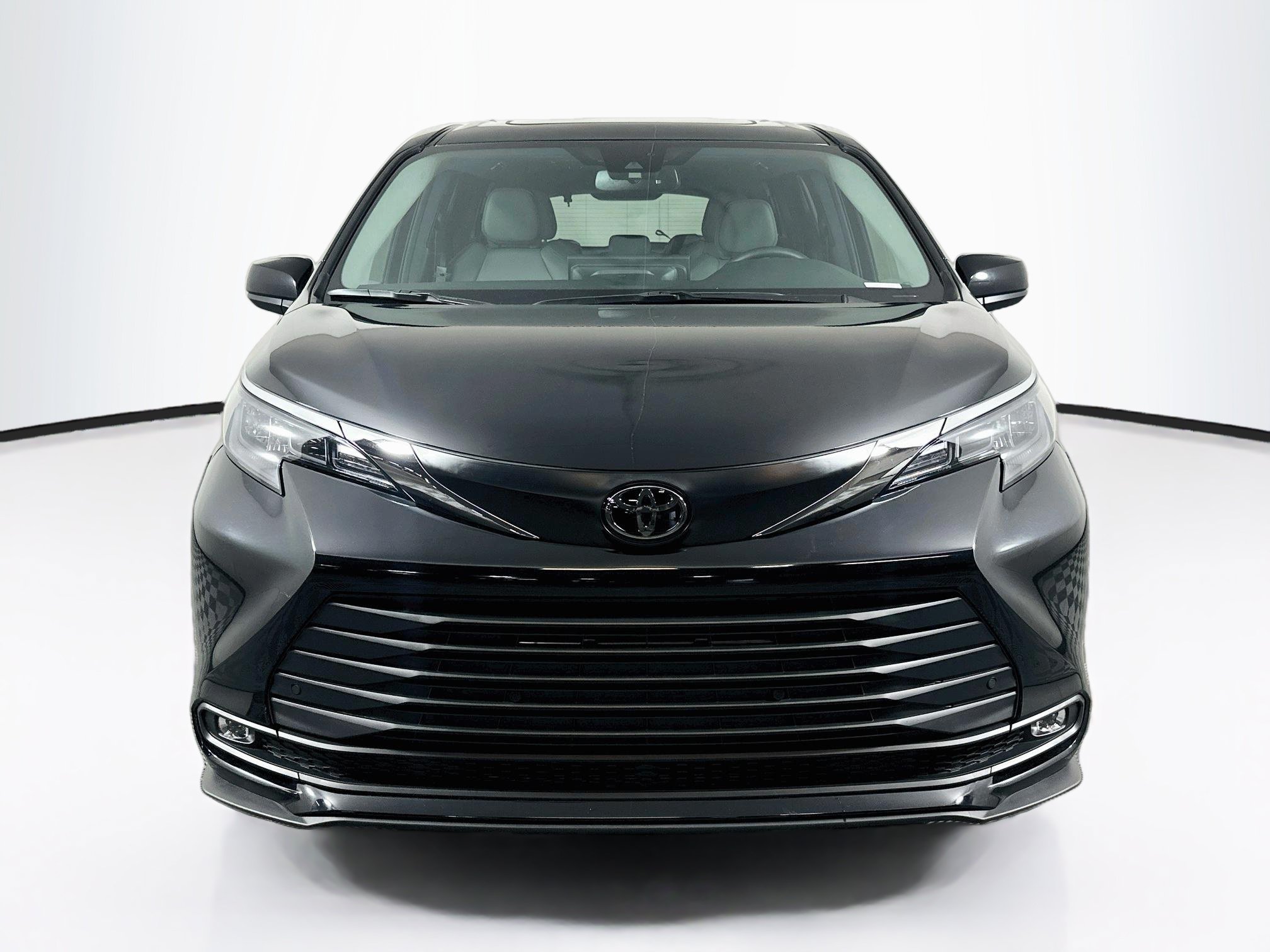 Used 2026 Toyota Sienna XLE FWD image 2