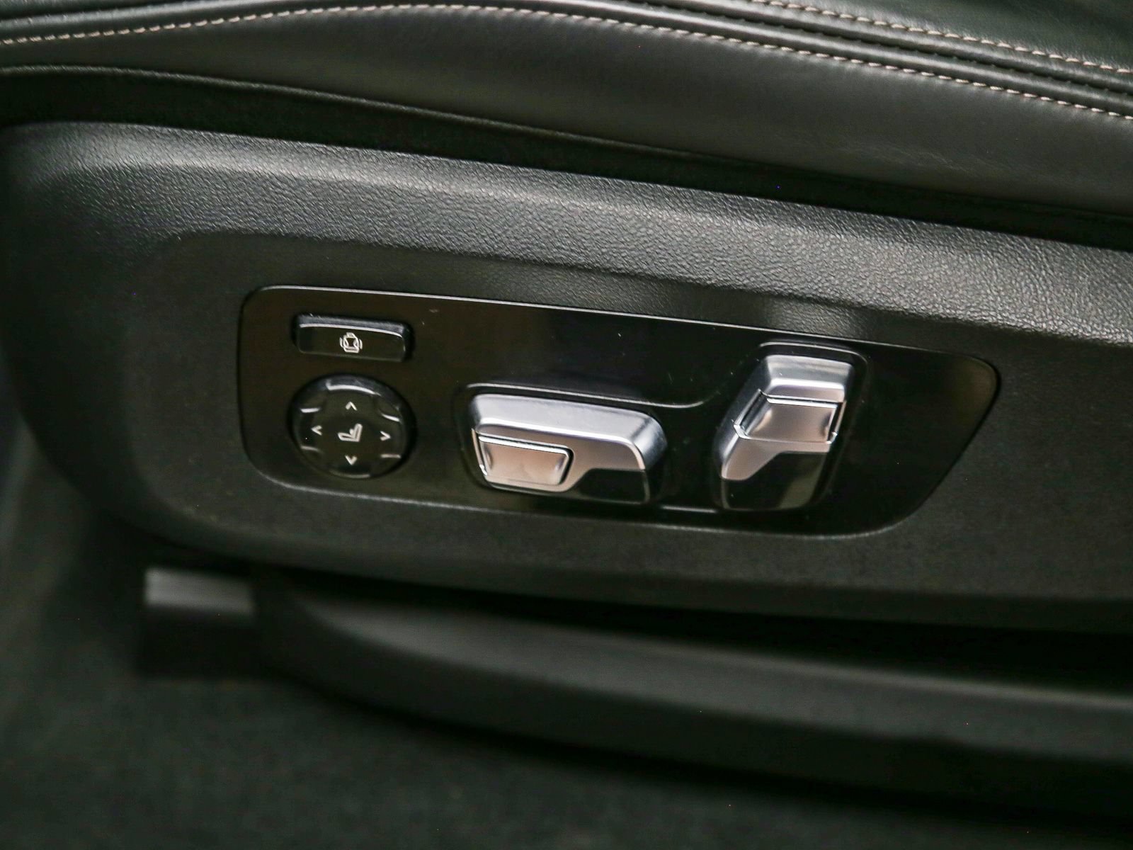 Certified 2024 BMW X7 M60i AWD/4WD image 22