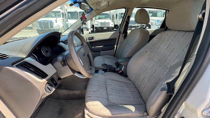 Used 2011 Ford Focus SE FWD image 3