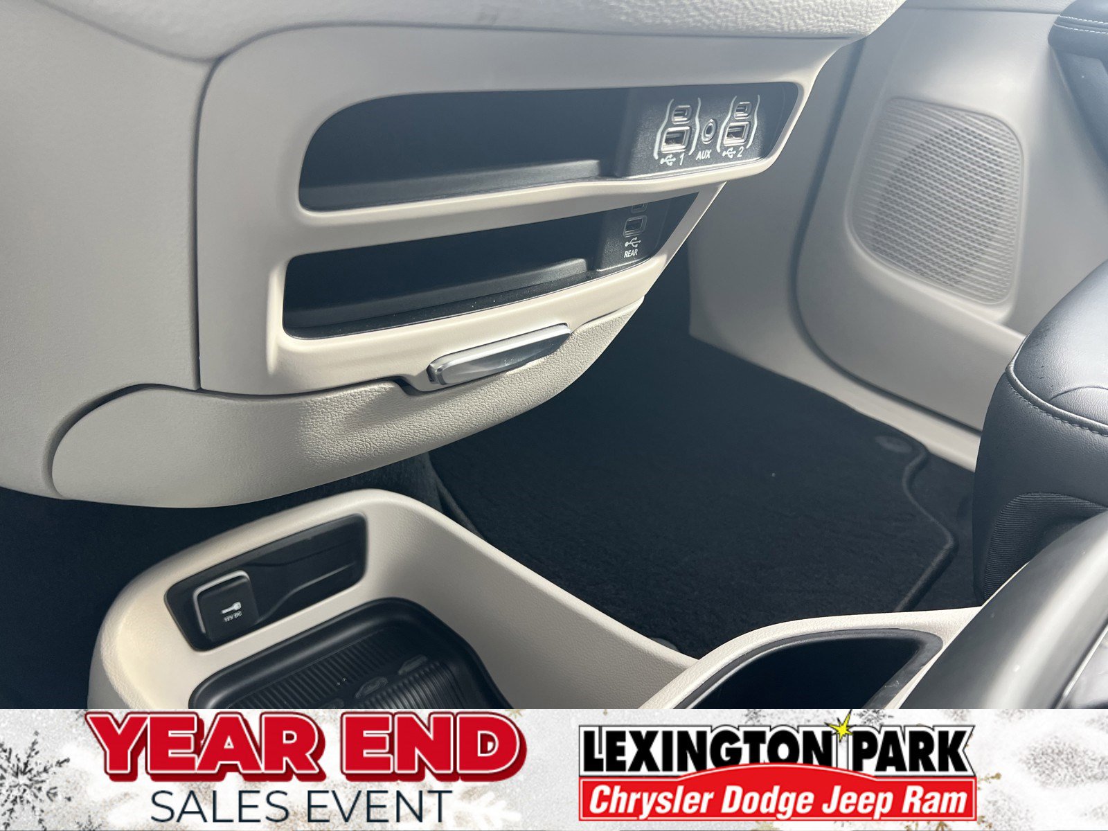 Used 2024 Chrysler Pacifica Select w/ Uconnect Theater Family Group image 34