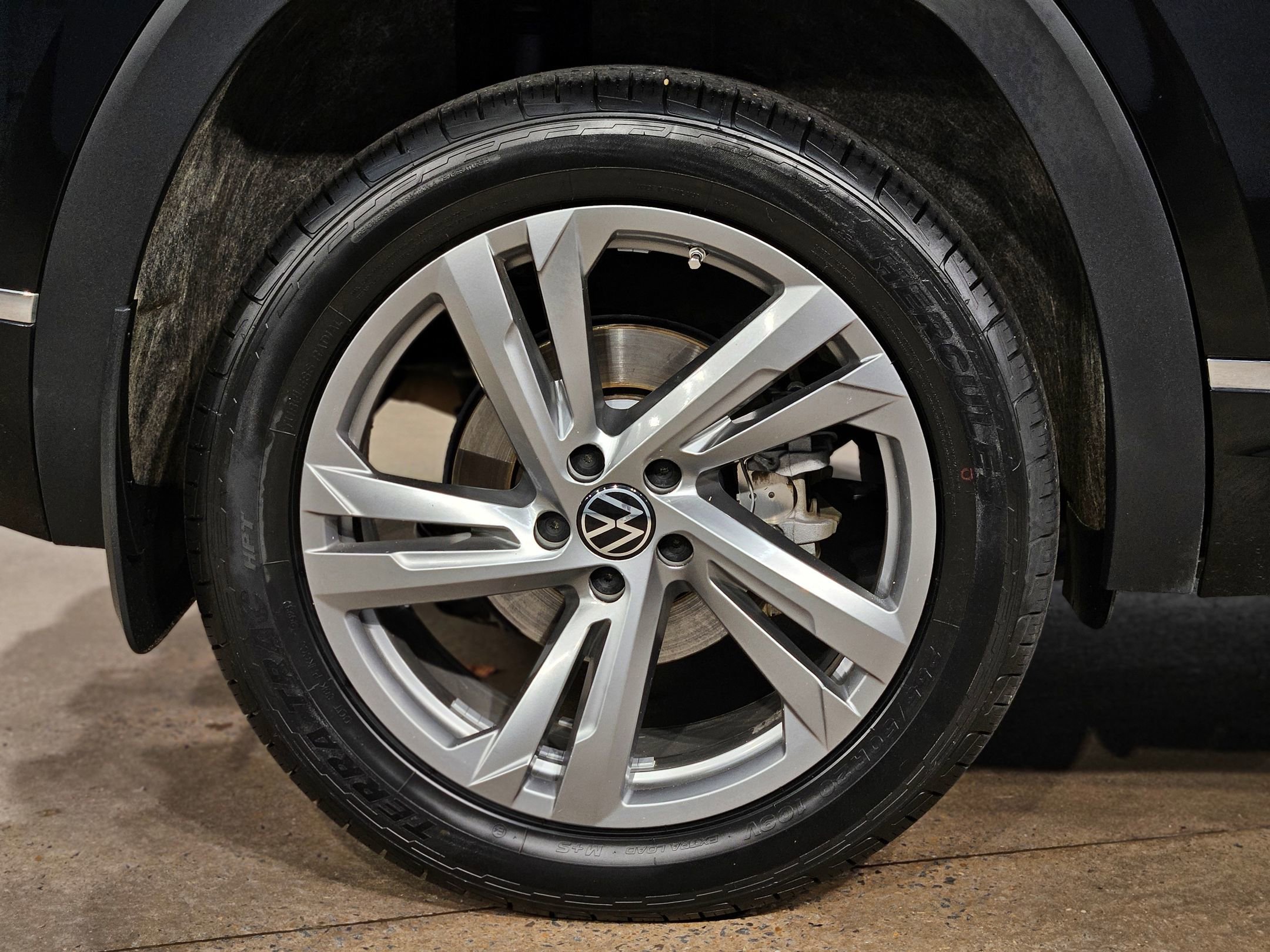 Used 2024 Volkswagen Atlas Cross Sport SEL R-Line image 17