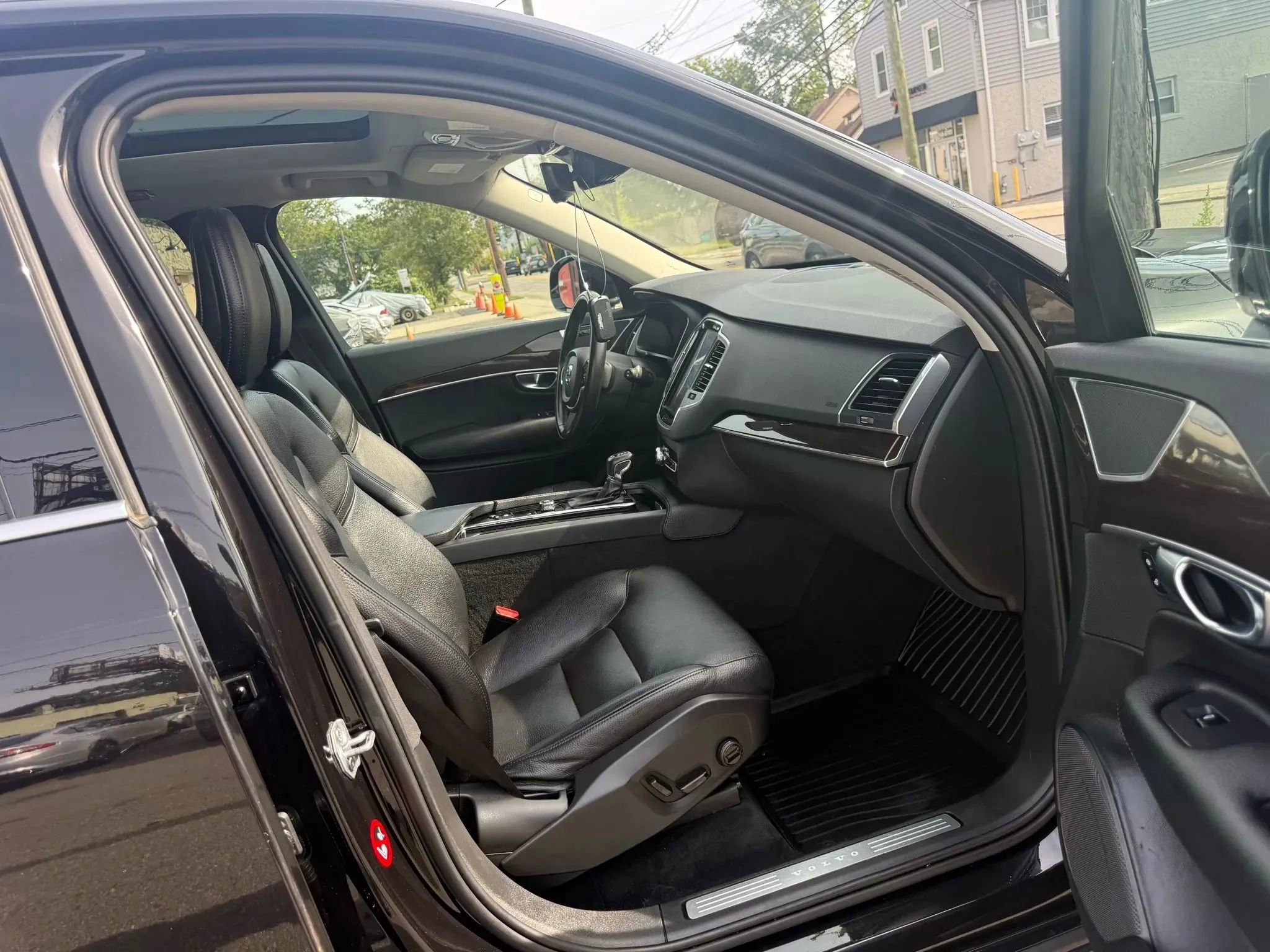 Used 2019 Volvo XC90 T6 Momentum w/ Protection Package Premier image 27