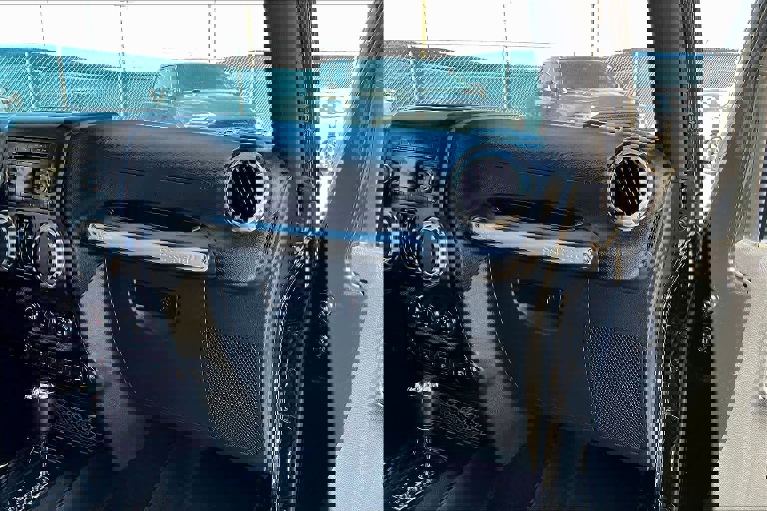 Used 2016 Jeep Wrangler Unlimited Rubicon w/ Connectivity Group image 18