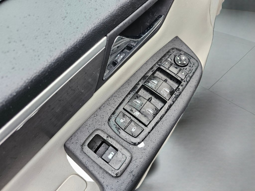 Used 2012 Volkswagen Routan SE image 27