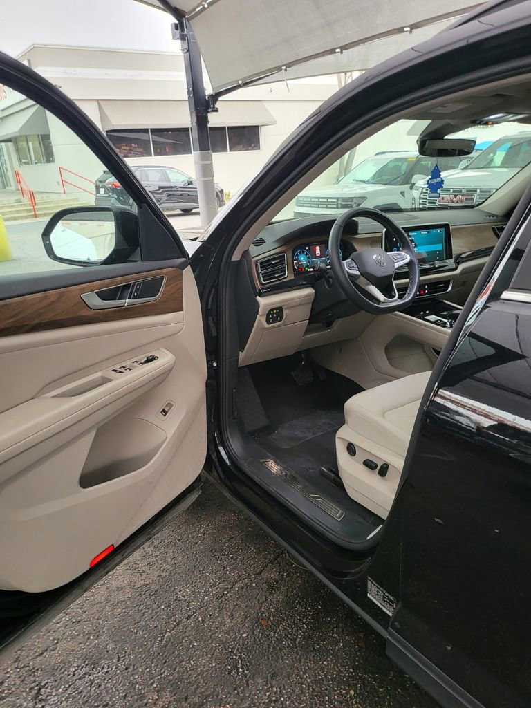 Used 2025 Volkswagen Atlas SE image 4