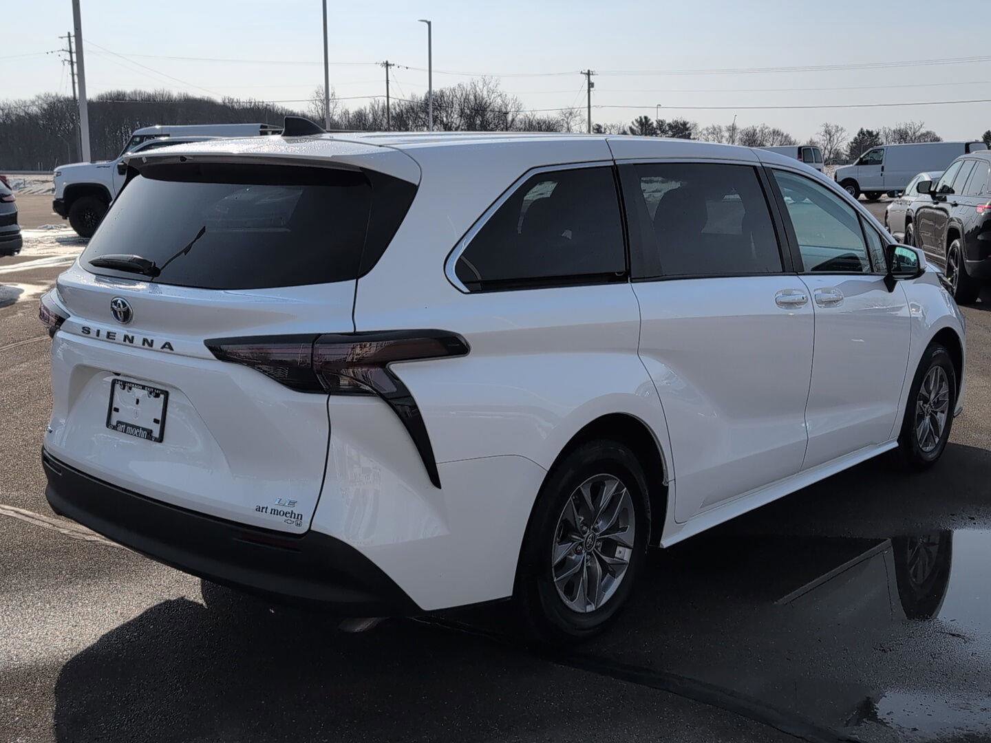 Used 2025 Toyota Sienna LE image 10