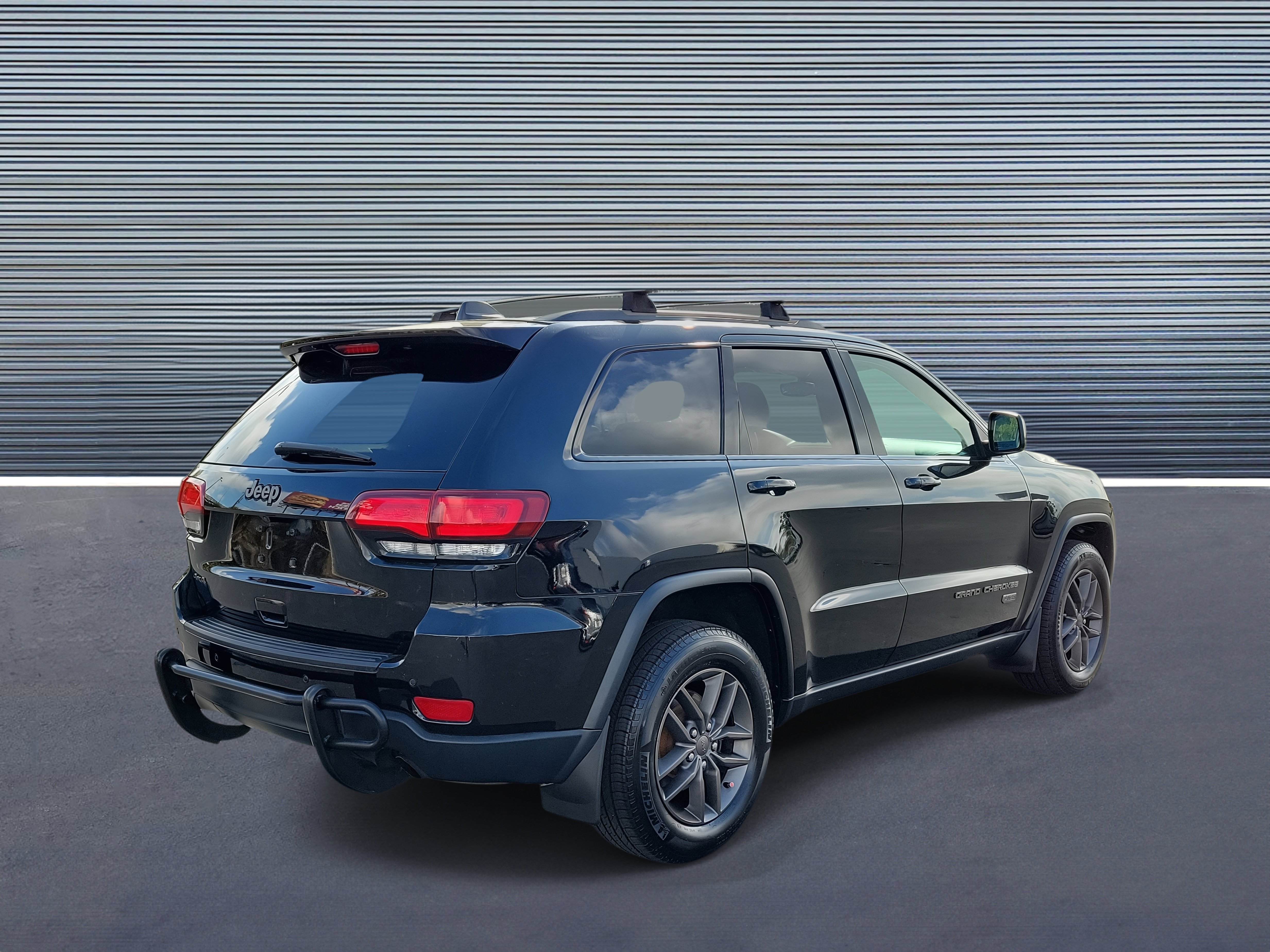 Used 2017 Jeep Grand Cherokee Laredo image 3