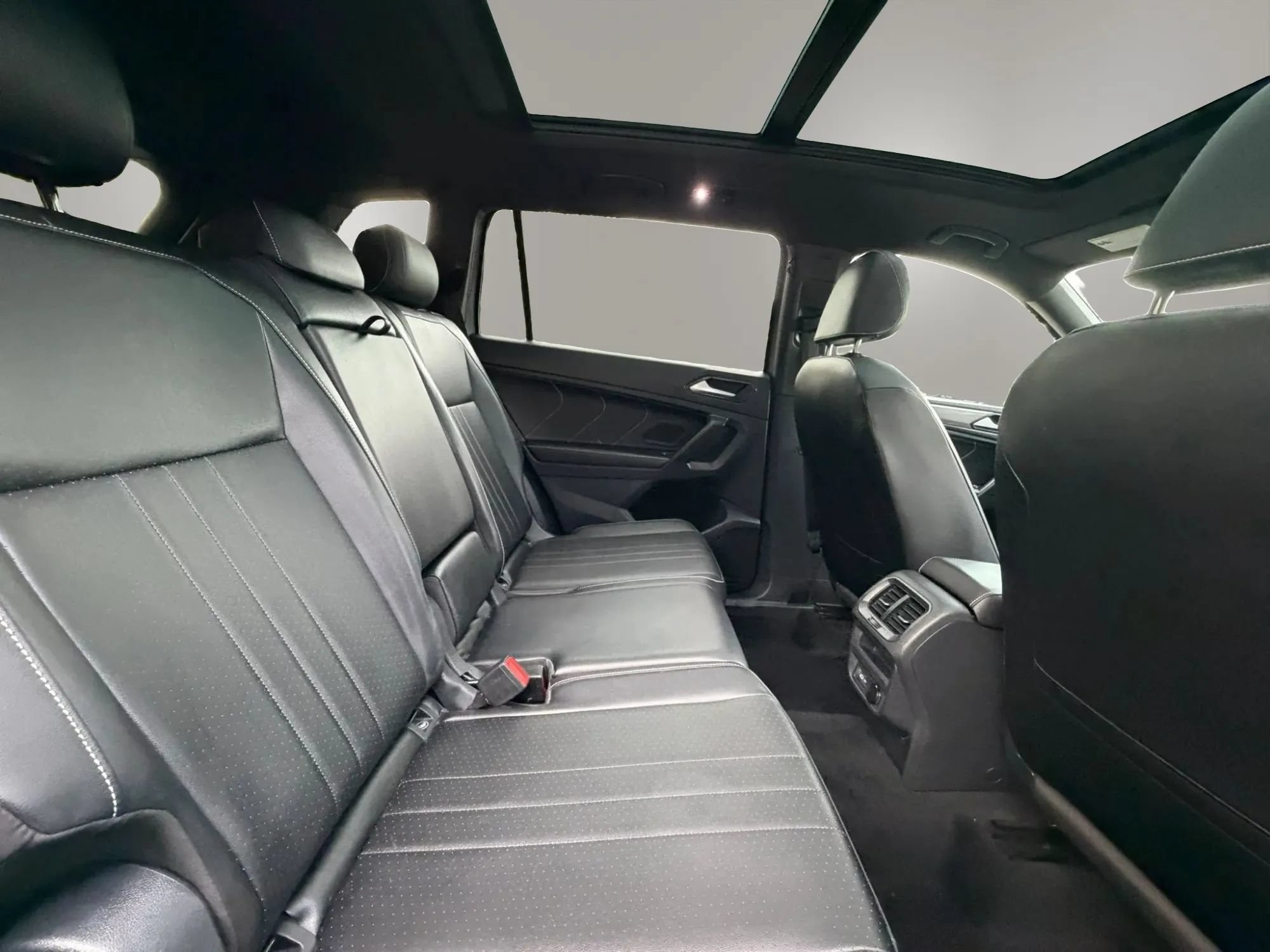 Used 2022 Volkswagen Tiguan SE R-Line FWD image 21