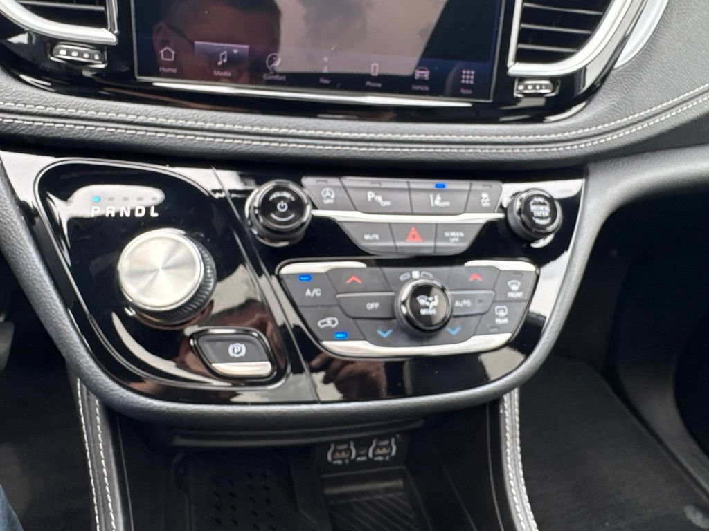 Used 2025 Chrysler Pacifica Limited FWD image 40