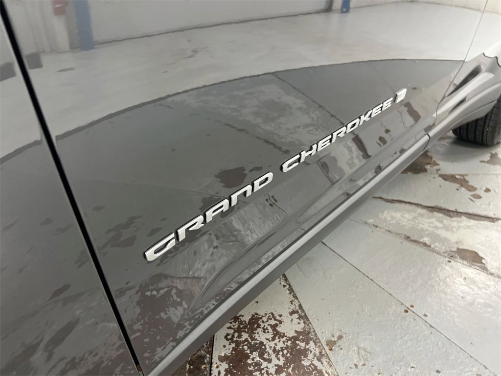 Used 2025 Jeep Grand Cherokee Laredo X w/ Luxury Tech Group I image 27