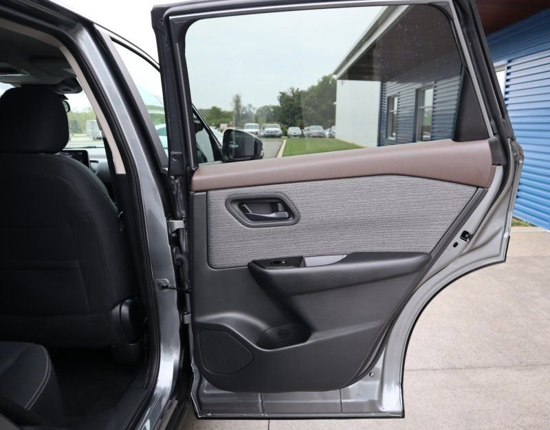 Used 2023 Nissan Rogue S image 19