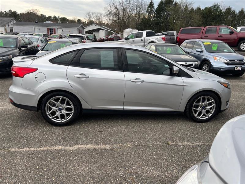 Used 2015 Ford Focus SE w/ Equipment Group 201A FWD image 9
